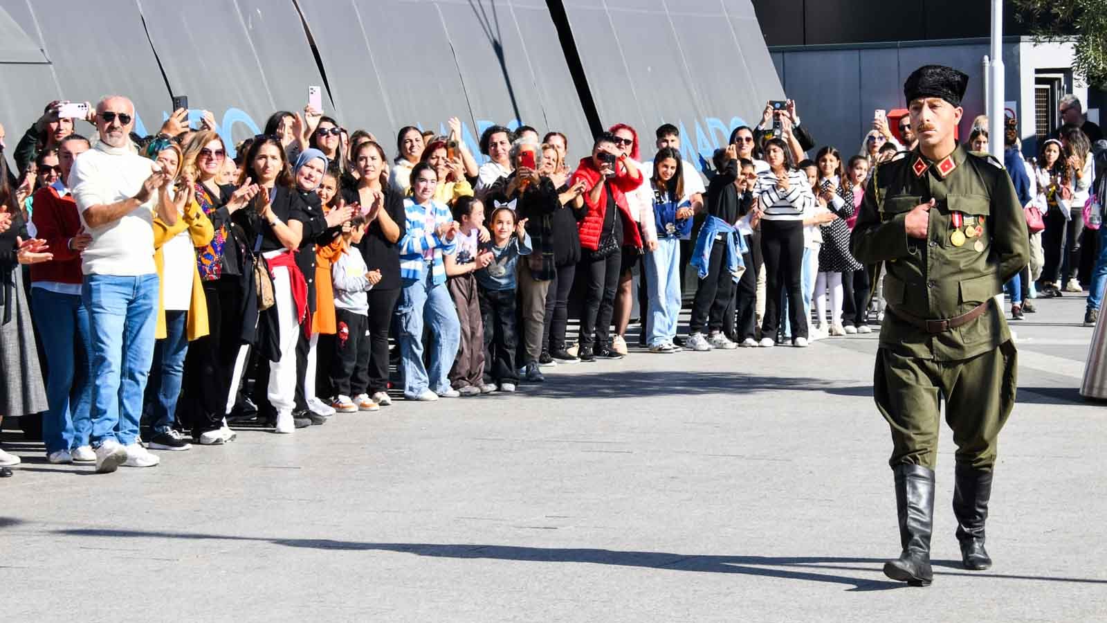 Esenyurt’ta 400 Kişilik Dev Zeybek Gösterisi Cumhuriyet Coşkusunu Yaşattı (1)