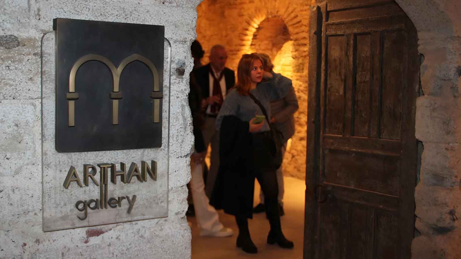 Neslihan Demircioğlu'nun İstanbul Perileri Sergisi Arthan Galeri'de Ziyarete Açıldı (7)